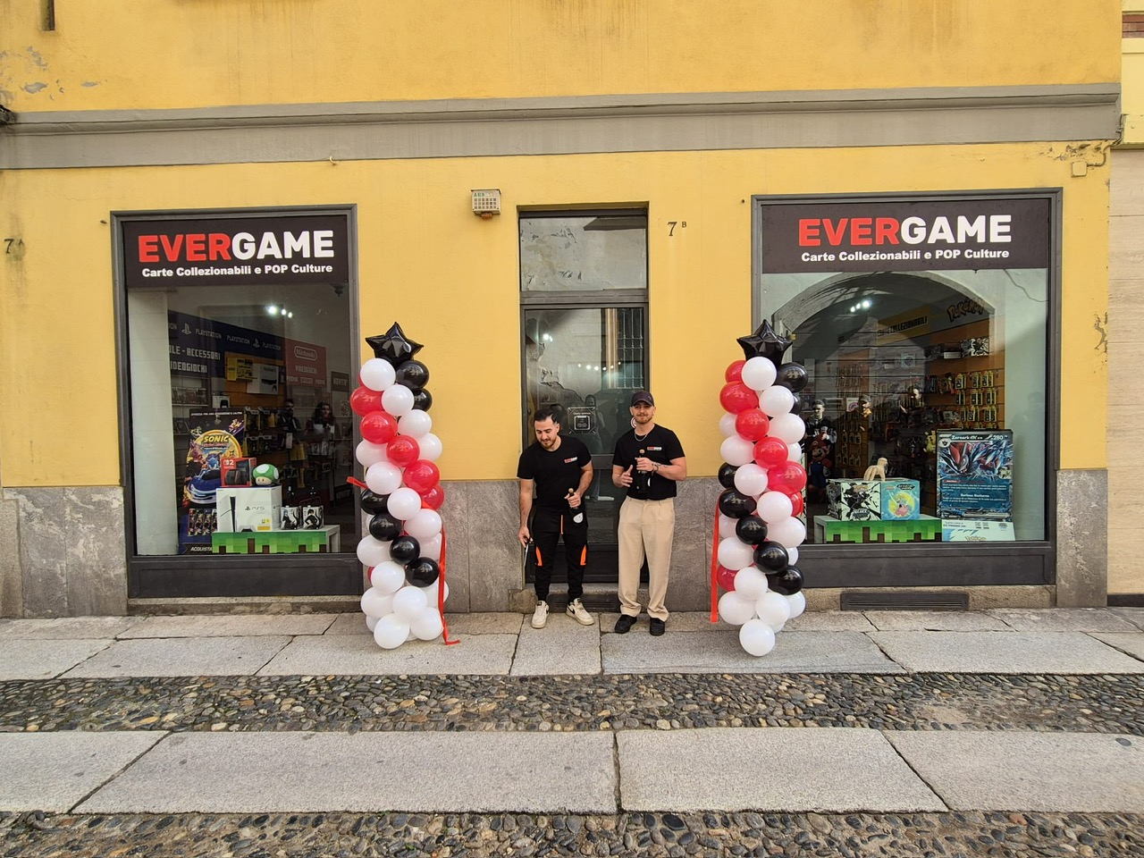 Inaugurazione e vetrina esterna negozio carte collezionabili Evergame